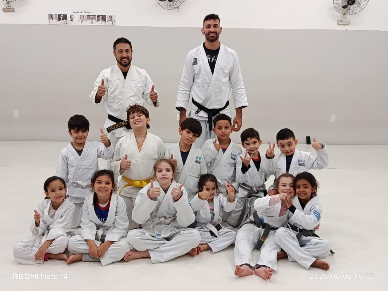Crianças de kimono do Dojo Nato no tatame